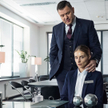 Karolina Zawadzka i Tomasz Karolak w „Banksterach” Marcina Ziębińskiego