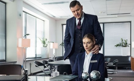 Karolina Zawadzka i Tomasz Karolak w „Banksterach” Marcina Ziębińskiego