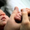 Na zwiększenie uprawnień rodzicielskich pracownicy ojcowie muszą jeszcze poczekać kilka miesięcy, je