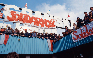 Uczestnicy licznych protestów w 1988 r. domagali się m.in. przywrócenia Solidarności (na zdjęciu maj
