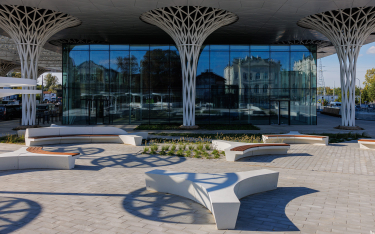 Budynek dworca wyróżnia niezwykły, nowoczesny projekt architektoniczny z ekologicznymi rozwiązaniami