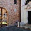 Słynna średniowieczna kłódka u wejścia do grobu poety. Szpilka do włosów nie wystarczy