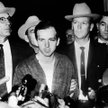 Według oficjalnej wersji zdarzeń to samotnie działający Lee Harvey Oswald zabił prezydenta Kennedy’e