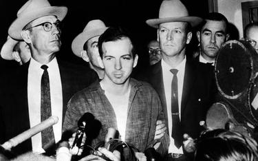 Według oficjalnej wersji zdarzeń to samotnie działający Lee Harvey Oswald zabił prezydenta Kennedy’e