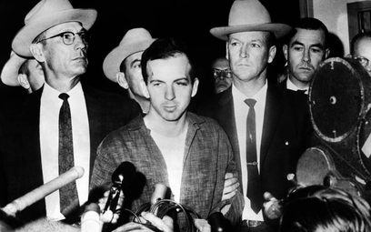 Według oficjalnej wersji zdarzeń to samotnie działający Lee Harvey Oswald zabił prezydenta Kennedy’e