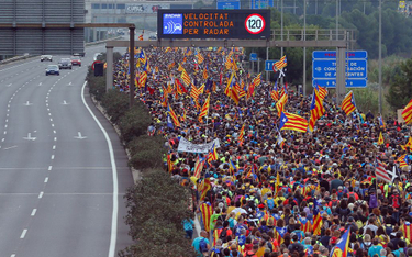 Setki tysięcy demonstrantów gromadzą się w Barcelonie