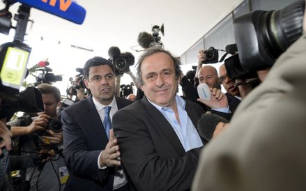 Prezydent UEFA Michel Platini w drodze na kongres FIFA w Zurychu