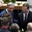 Michael Mueller (z prawej) gratuluje odchodzącemu burmistrzowi Klausowi Wowereitowi