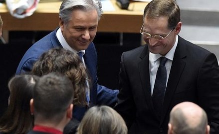 Michael Mueller (z prawej) gratuluje odchodzącemu burmistrzowi Klausowi Wowereitowi