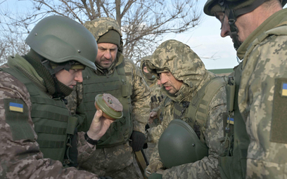 Krótkie szkolenie saperskie ukraińskich żołnierzy w okolicach Doniecka