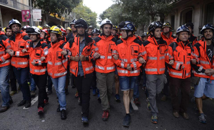 Strażacy w niedzielę starli się z hiszpańską policją. We wtorek strajkowali.