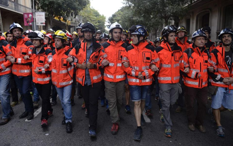 Strażacy w niedzielę starli się z hiszpańską policją. We wtorek strajkowali.