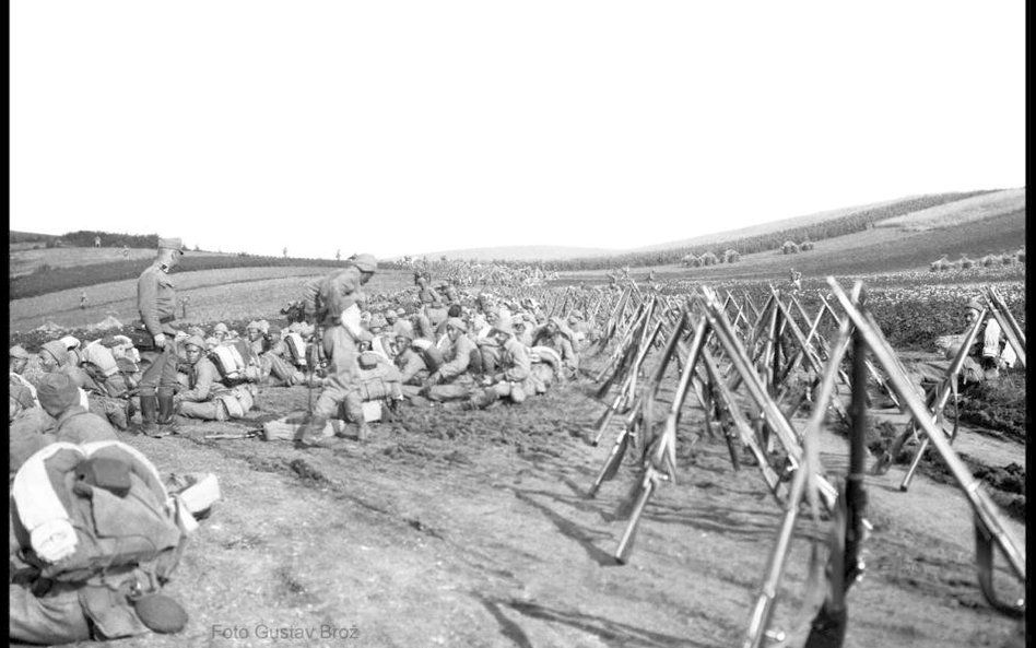 Marsz tureckich żołnierzy w pełnym uzbrojeniu na pozycje, Demnia [obecnie na Ukrainie], 18 sierpnia 