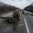 Ukraińscy żołnierze przy zniszczonym rosyjskim sprzęcie
