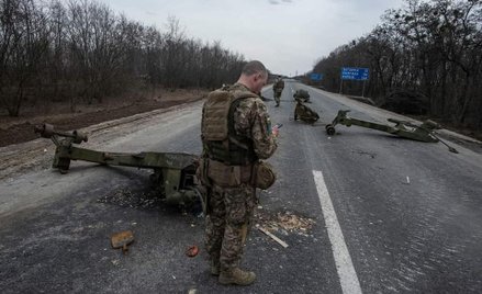 Ukraińscy żołnierze przy zniszczonym rosyjskim sprzęcie