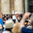 Pielgrzymi fotografują smartfonami papieża Franciszka na placu św Piotra. Gwałtowny rozwój nowych te
