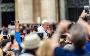 Pielgrzymi fotografują smartfonami papieża Franciszka na placu św Piotra. Teraz będą mogli również k