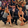 Quentin Tarantino ze swymi aktorkami: Francuzką Melanie Laurent (po lewej) i Niemką Diane Kruger