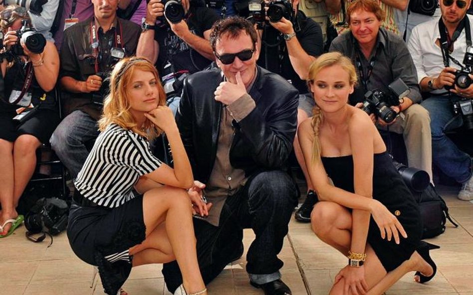 Quentin Tarantino ze swymi aktorkami: Francuzką Melanie Laurent (po lewej) i Niemką Diane Kruger