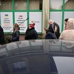Kolejka do punktu obsługi uchodźców w Rzeszowie.