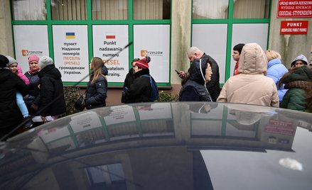 Kolejka do punktu obsługi uchodźców w Rzeszowie.