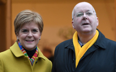 Peter Murrell (z prawej), wieloletni sekretarz generalny SNP, mąż Nicoli Sturgeon (z lewej), jest os