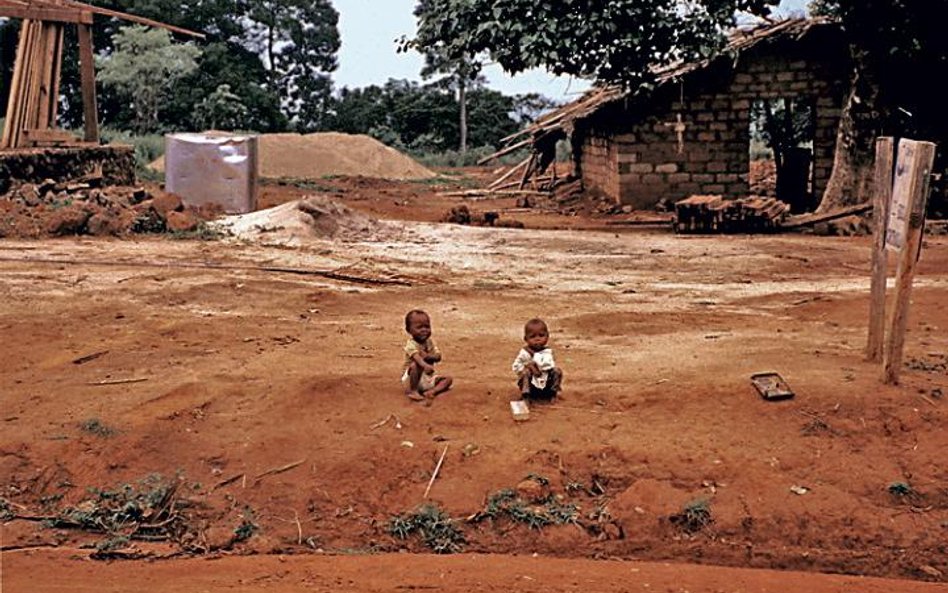 Kamerun 1999 r. Kapuściński zabierał ze sobą aparat we wszystkie reporterskie podróże. Uważał, że ni