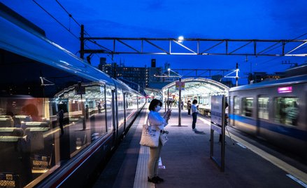 Po trzęsieniu ziemi zawieszono kursowanie części pociągów (fot. ilustracyjna)