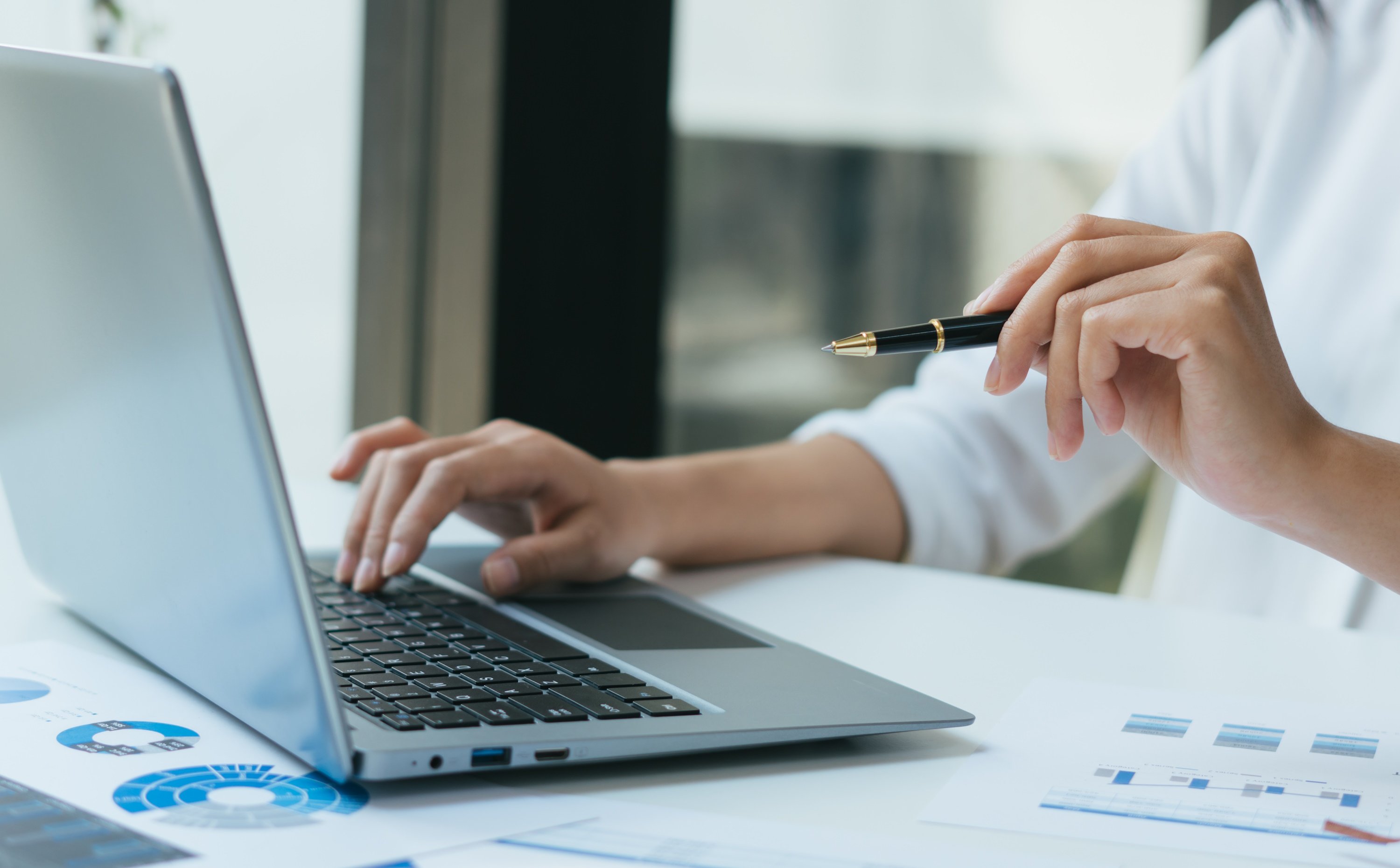 Decyzje finansowe w asyście AI? Kobiety widzą to inaczej niż mężczyźni