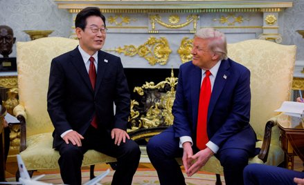 Prezydent USA Donald Trump z prezydentem Korei Południowej Lee Jae Myungiem w Gabinecie Owalnym w Bi