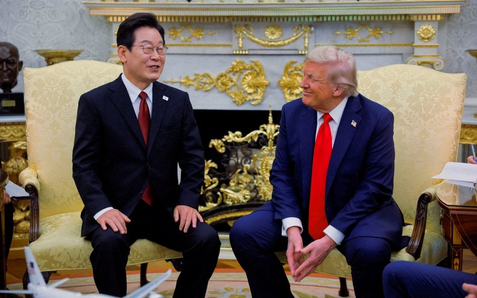 Prezydent USA Donald Trump z prezydentem Korei Południowej Lee Jae Myungiem w Gabinecie Owalnym w Bi
