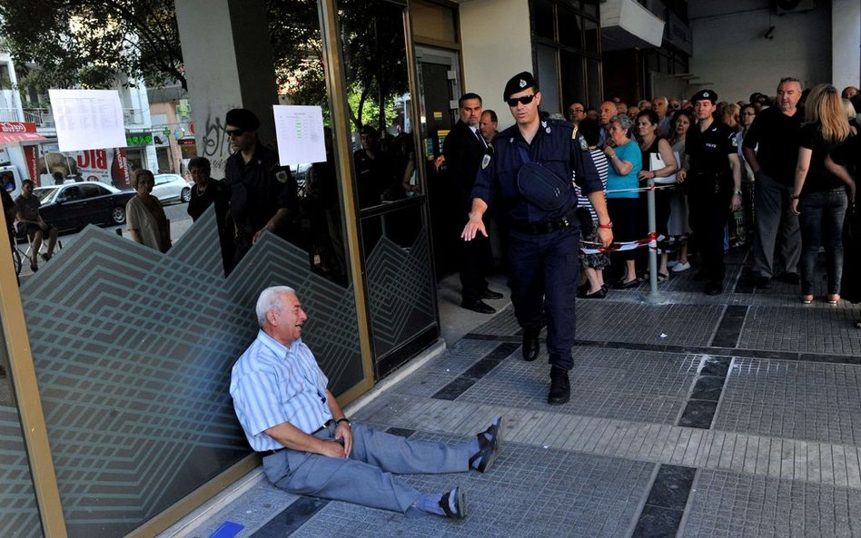 3 czerwca, Saloniki. Mężczyzna płacze pod jednym z oddziałów banku, po tym jak nie był w stanie wybr