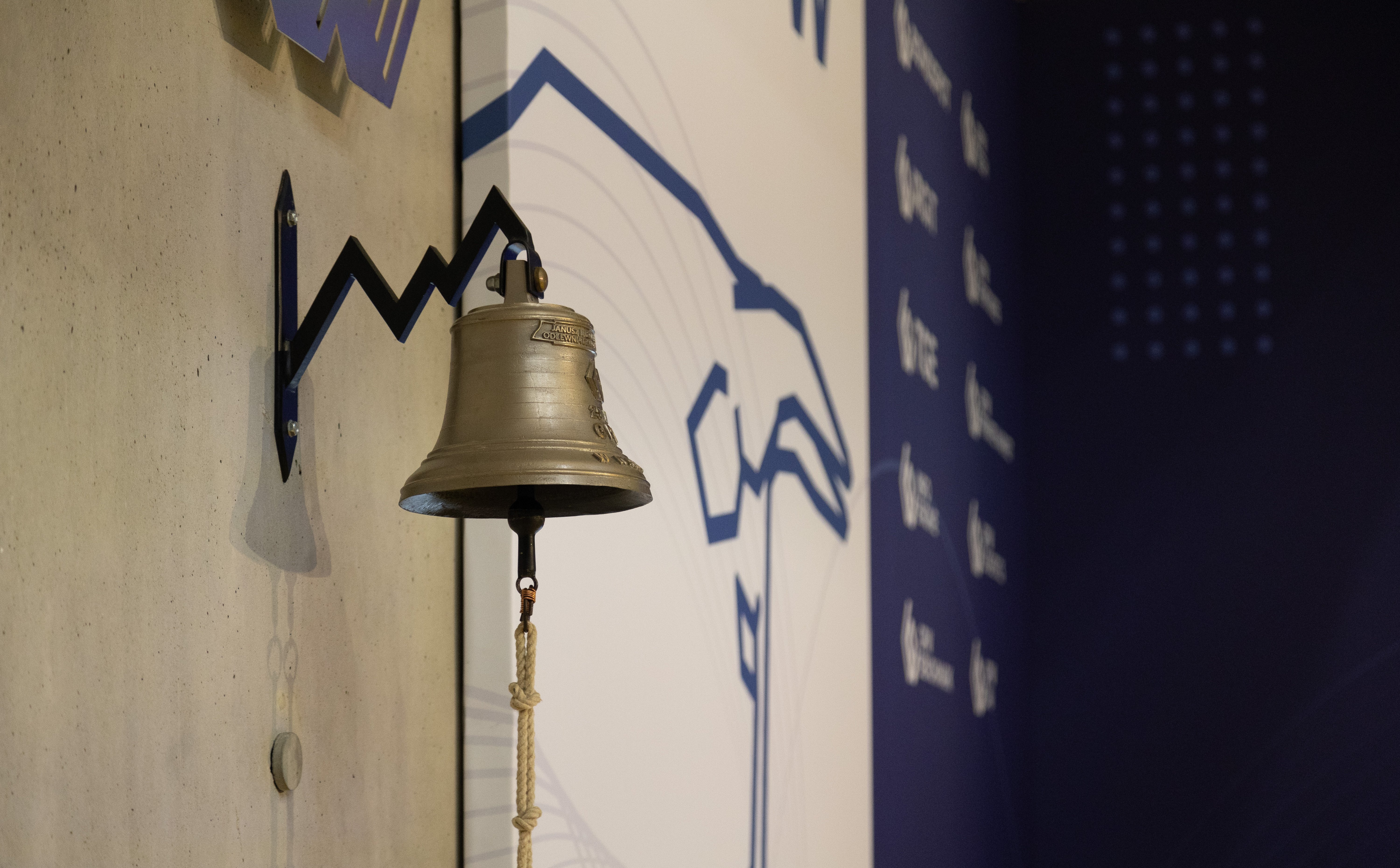 Kurz opada. Nieśmiała próba odbicia na GPW