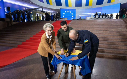 Podczas czwartkowego spotkania w Kijowie podpisy na ukraińskiej fladze złożyli przewodnicząca Komisj