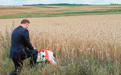 Prezydent Andrzej Duda składa kwiaty w miejscu zniszczonej w wyniku rzezi wołyńskiej wsi Kolonia Pok