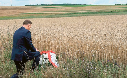 Prezydent Andrzej Duda składa kwiaty w miejscu zniszczonej w wyniku rzezi wołyńskiej wsi Kolonia Pok