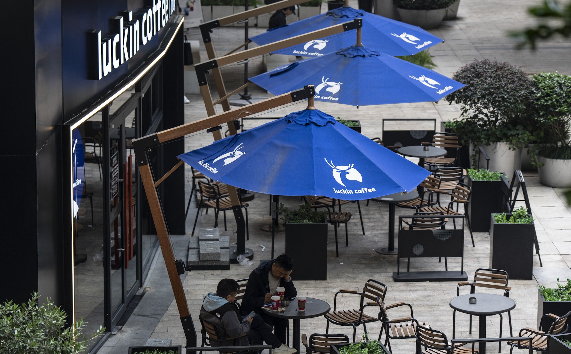 Chiński rywal Starbucksa zaczyna ekspansję. Niskie ceny, zamówienia w aplikacji