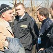 Komornik Jerzy Kujawski ( drugi z lewej) ratował policjantów, którzy zostali oblani benzyną i podpal
