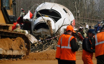 Wrak Tu-154M na miejscu katastrofy