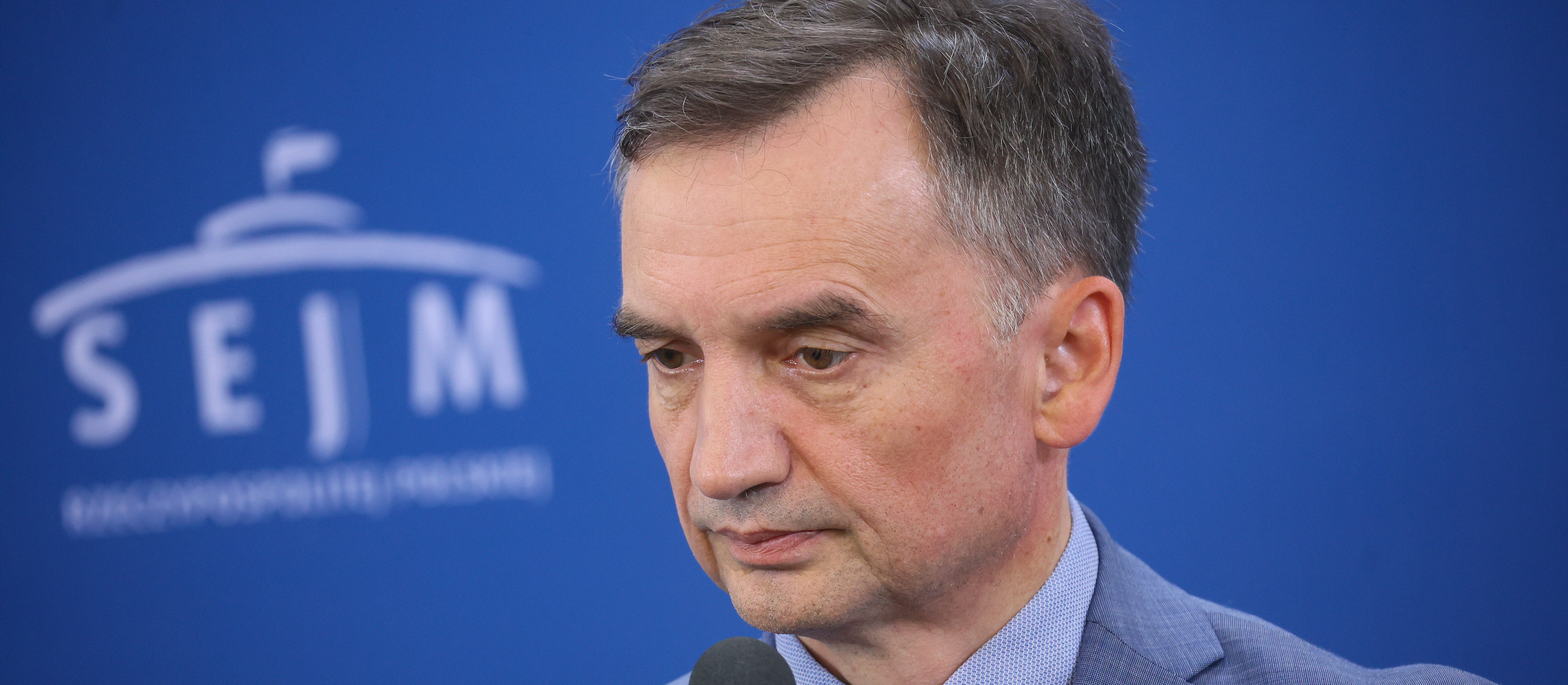 Sąd nic nie wie o azylu Zbigniewa Ziobry – ustaliła „Rzeczpospolita”. A w PiS złość