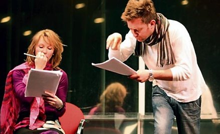 Ona jest aktorką, on lekarzem, prowadzącym niestandardową kurację (fot: Rafał Latoszek)