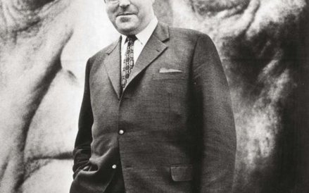 Helmut Kohl, w latach 1982–1998 kanclerz Republiki Federalnej Niemiec, na tle zdjęcia swego mistrza 