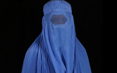 Sondaż YouGov: Brytyjczycy za zakazem noszenia burki
