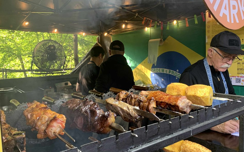 Soczyste szaszłyki z grilla, przygotowywane na stoisku "Brasil on the Plate"