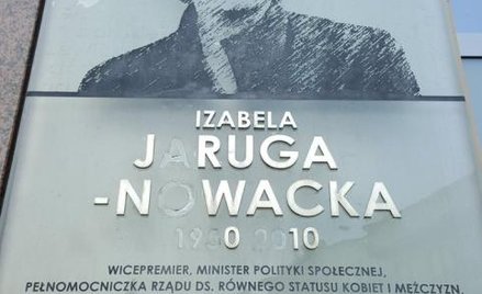 Zniszczona tablica poświęcona Izabeli Jarudze-Nowackiej