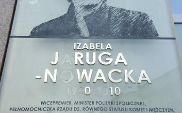 Zniszczona tablica poświęcona Izabeli Jarudze-Nowackiej