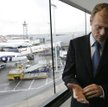 Tusk na londyńskim lotnisku Heathrow we wrześniu