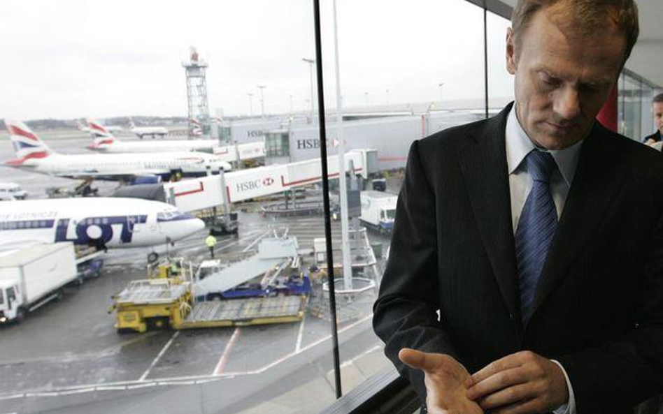 Tusk na londyńskim lotnisku Heathrow we wrześniu