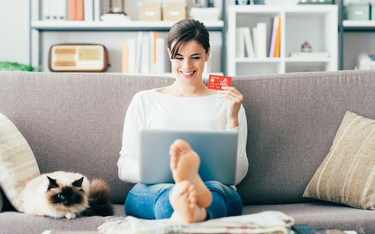 Płatności online: karta kredytowa bezpieczniejsza dla konsumenta niż przelew