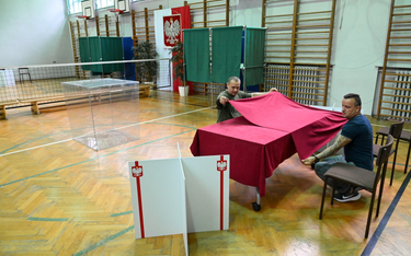 Przygotowania do głosowania w jednym z lokali wyborczych w Szczecinie